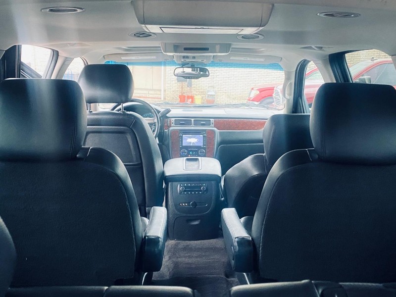 Chevrolet Suburban Vehicle Full-screen Gallery Image 19
