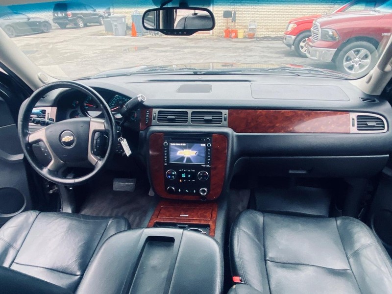 Chevrolet Suburban Vehicle Full-screen Gallery Image 25