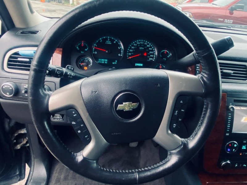 Chevrolet Suburban Vehicle Full-screen Gallery Image 26