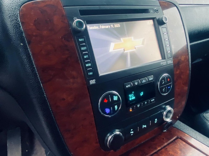 Chevrolet Suburban Vehicle Full-screen Gallery Image 30