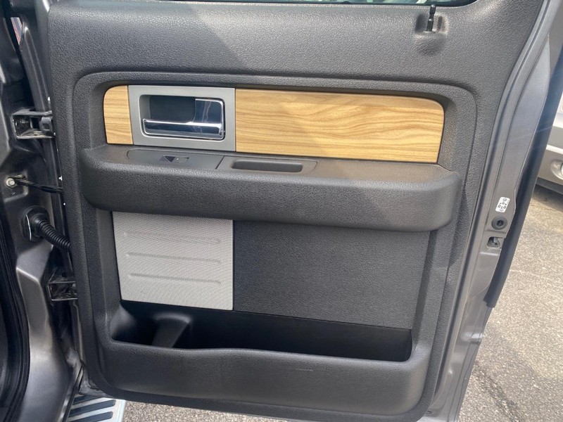 Ford F-150 Vehicle Full-screen Gallery Image 16