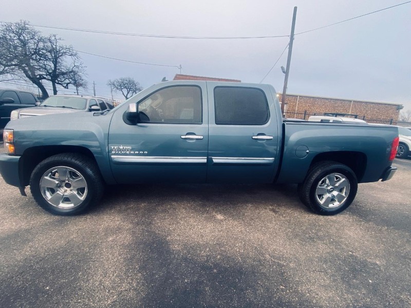 Chevrolet Silverado 1500 Vehicle Full-screen Gallery Image 02