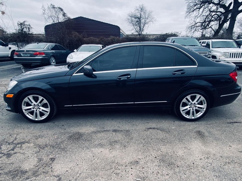 Mercedes-Benz C-Class Vehicle Full-screen Gallery Image 02