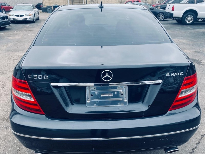 Mercedes-Benz C-Class Vehicle Full-screen Gallery Image 04