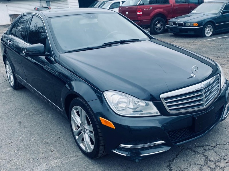 Mercedes-Benz C-Class Vehicle Full-screen Gallery Image 06