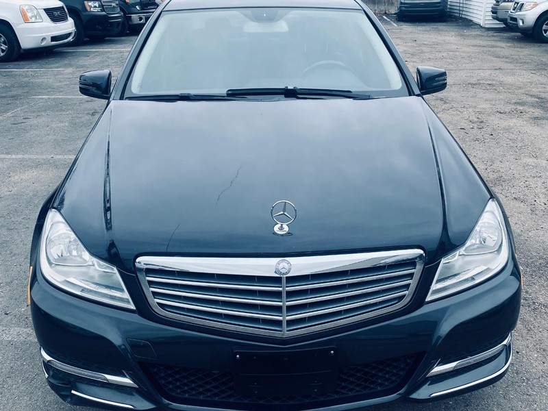 Mercedes-Benz C-Class Vehicle Full-screen Gallery Image 12