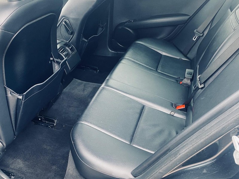 Mercedes-Benz C-Class Vehicle Full-screen Gallery Image 14