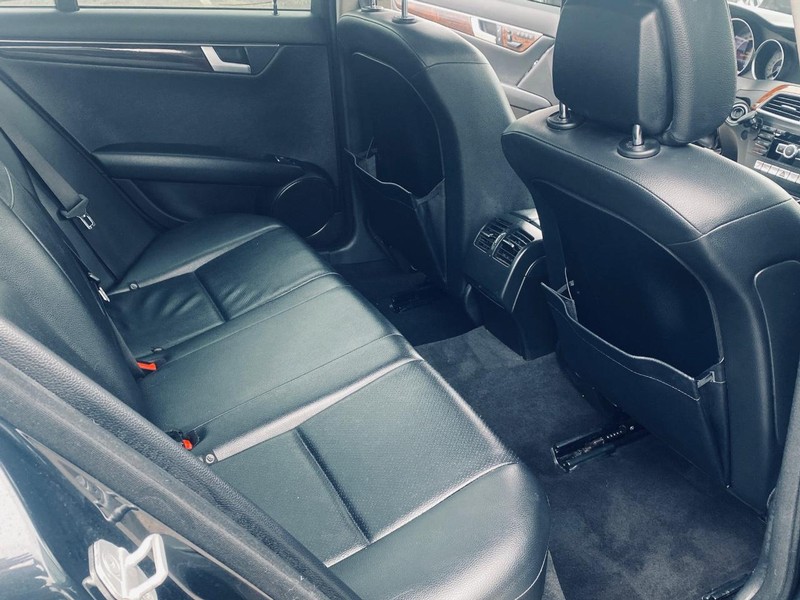 Mercedes-Benz C-Class Vehicle Full-screen Gallery Image 18