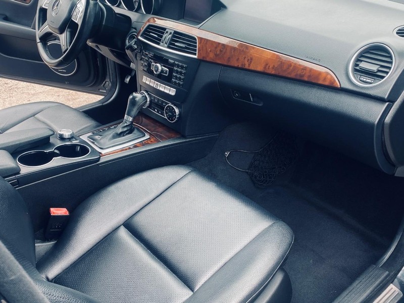 Mercedes-Benz C-Class Vehicle Full-screen Gallery Image 21
