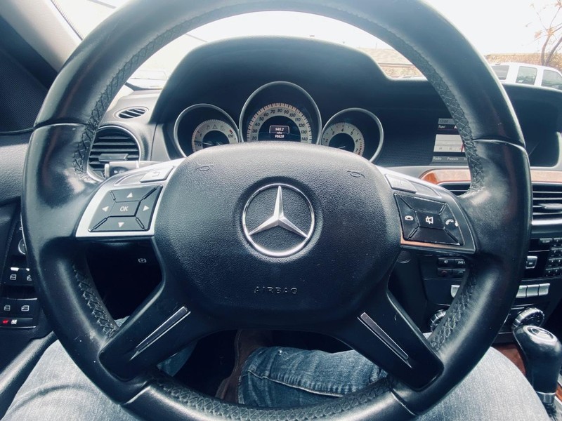 Mercedes-Benz C-Class Vehicle Full-screen Gallery Image 23