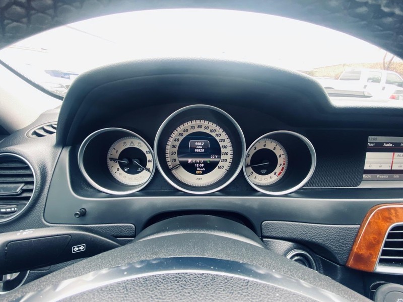 Mercedes-Benz C-Class Vehicle Full-screen Gallery Image 26