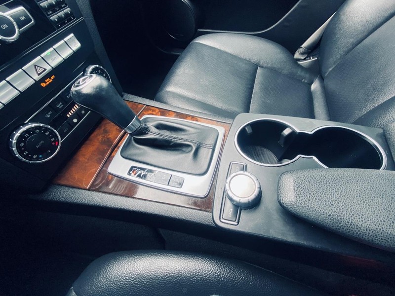 Mercedes-Benz C-Class Vehicle Full-screen Gallery Image 27