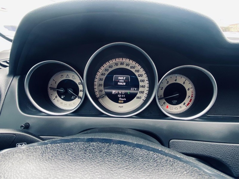 Mercedes-Benz C-Class Vehicle Full-screen Gallery Image 29