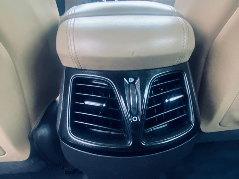 Hyundai Azera Vehicle Full-screen Gallery Image 17