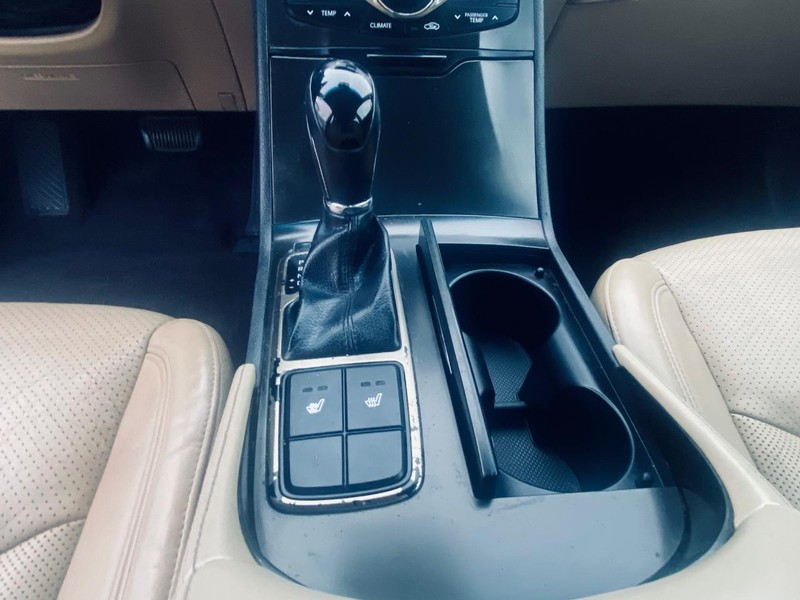 Hyundai Azera Vehicle Full-screen Gallery Image 24