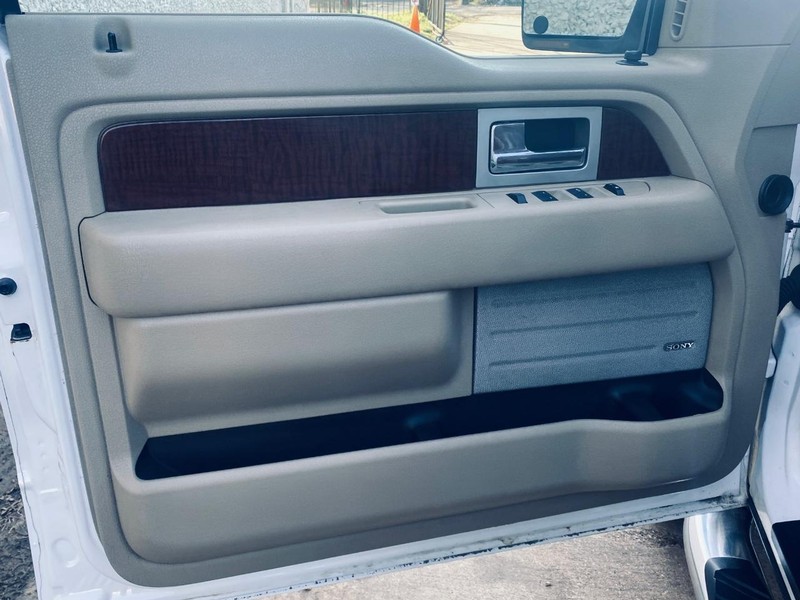 Ford F-150 Vehicle Full-screen Gallery Image 12