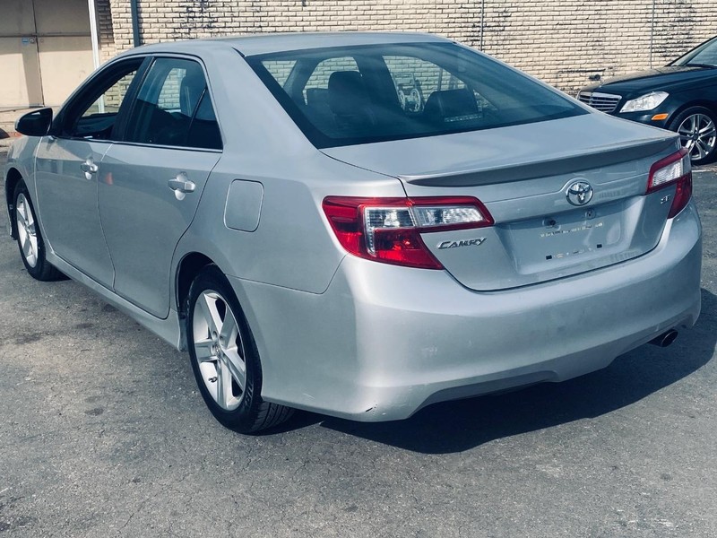 Toyota Camry Vehicle Full-screen Gallery Image 03