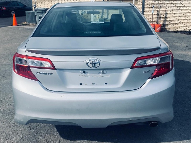 Toyota Camry Vehicle Full-screen Gallery Image 04