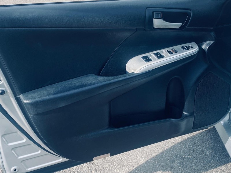 Toyota Camry Vehicle Full-screen Gallery Image 08