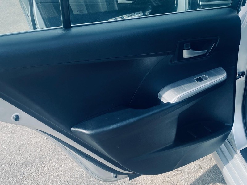 Toyota Camry Vehicle Full-screen Gallery Image 11