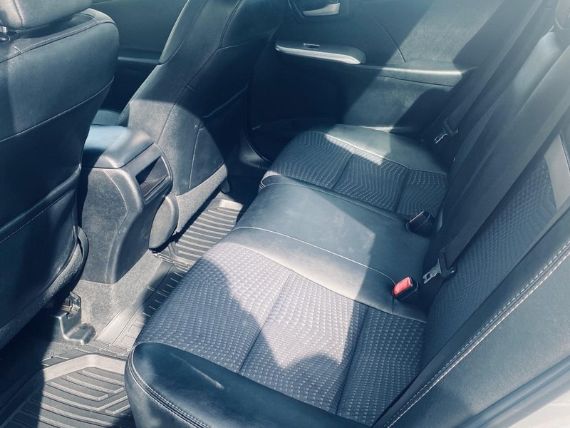 Toyota Camry Vehicle Full-screen Gallery Image 12