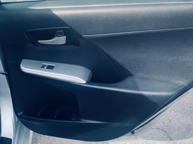 Toyota Camry Vehicle Full-screen Gallery Image 13