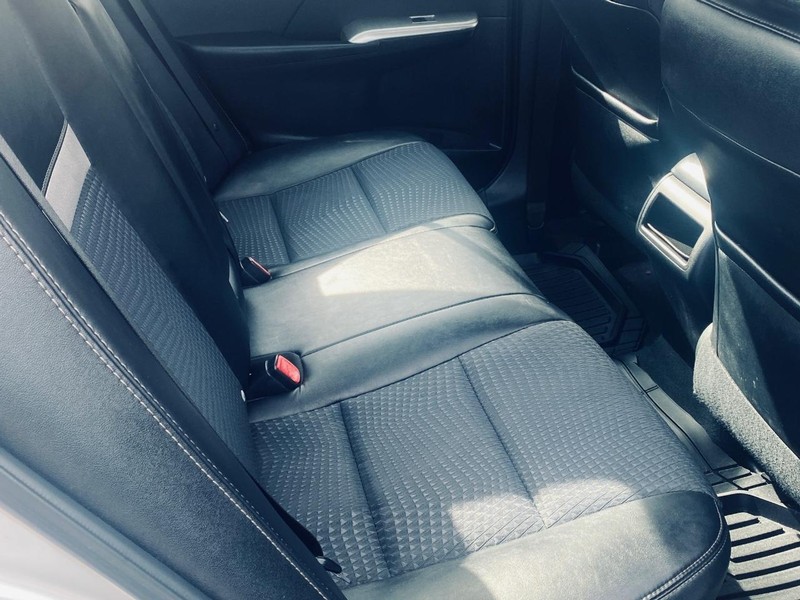 Toyota Camry Vehicle Full-screen Gallery Image 14