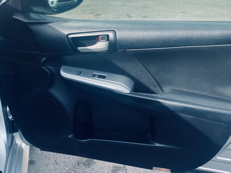 Toyota Camry Vehicle Full-screen Gallery Image 16