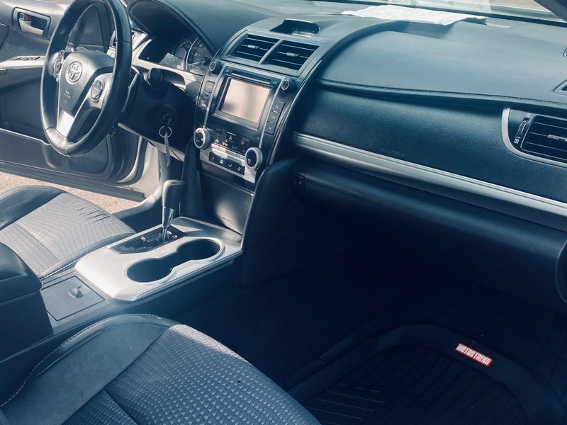 Toyota Camry Vehicle Full-screen Gallery Image 17