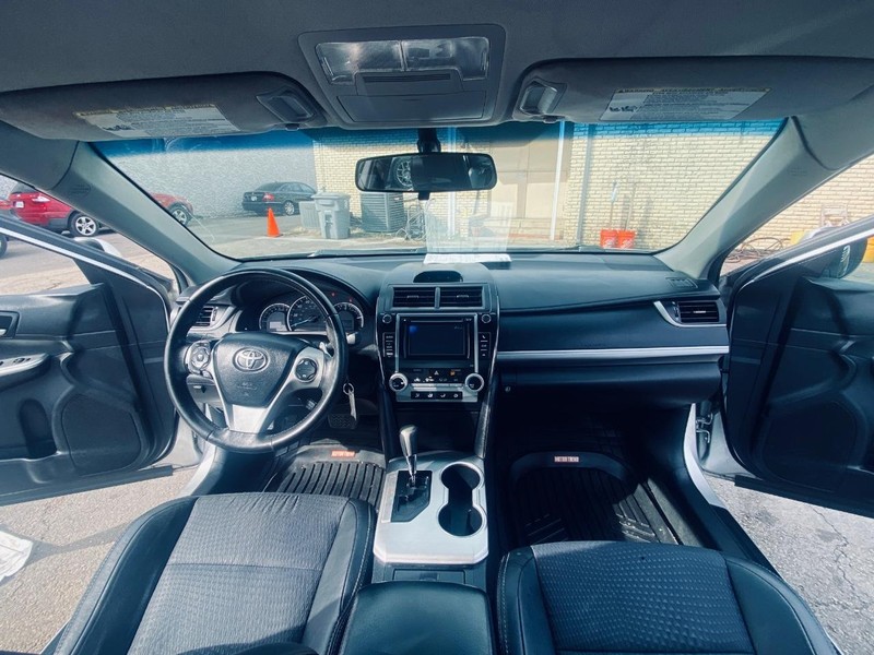 Toyota Camry Vehicle Full-screen Gallery Image 18
