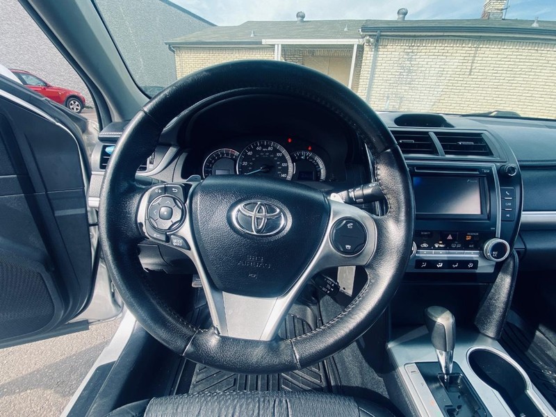 Toyota Camry Vehicle Full-screen Gallery Image 19