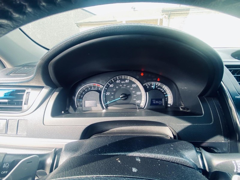 Toyota Camry Vehicle Full-screen Gallery Image 21