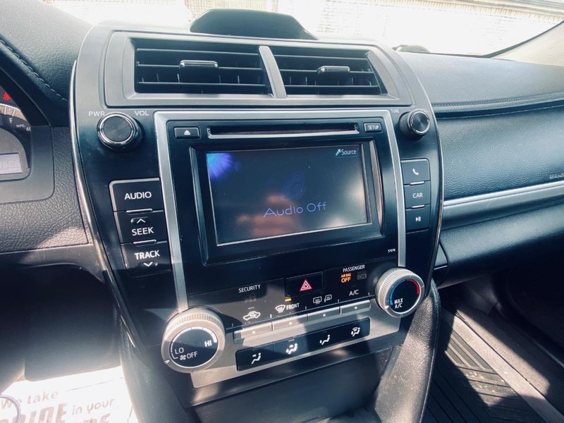 Toyota Camry Vehicle Full-screen Gallery Image 22