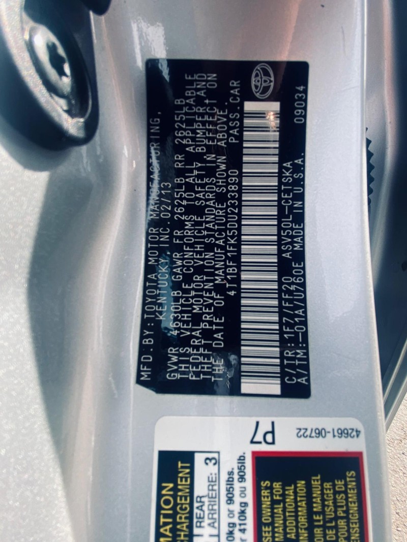 Toyota Camry Vehicle Full-screen Gallery Image 24
