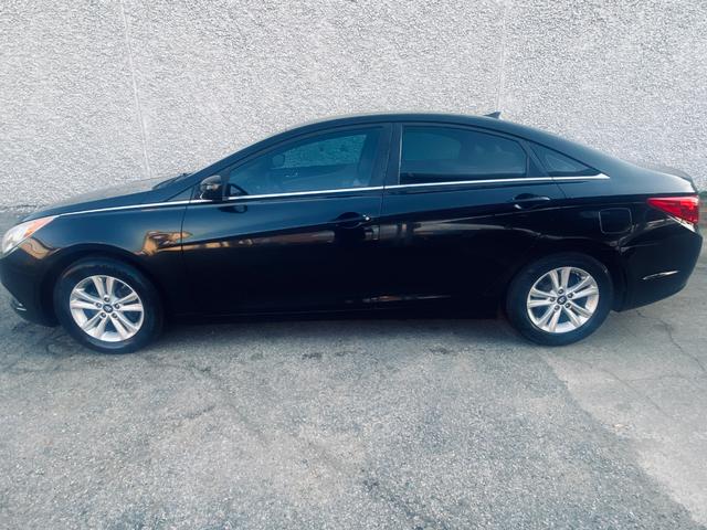 Hyundai Sonata Vehicle Full-screen Gallery Image 02