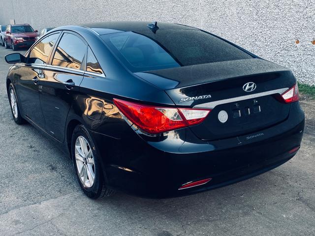 Hyundai Sonata Vehicle Full-screen Gallery Image 03
