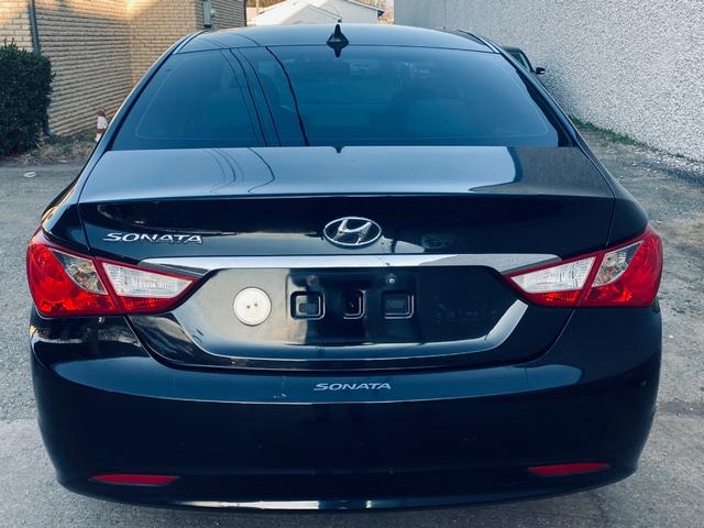 Hyundai Sonata Vehicle Full-screen Gallery Image 04