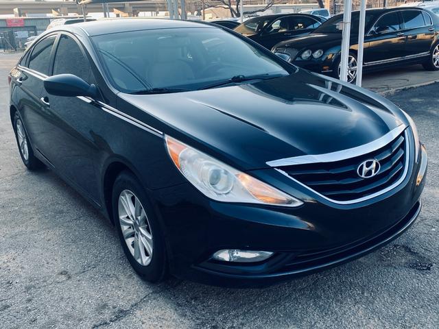 Hyundai Sonata Vehicle Full-screen Gallery Image 06