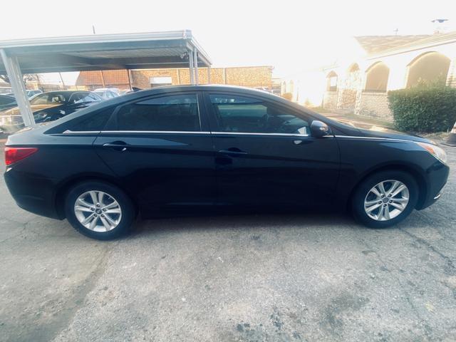 Hyundai Sonata Vehicle Full-screen Gallery Image 07
