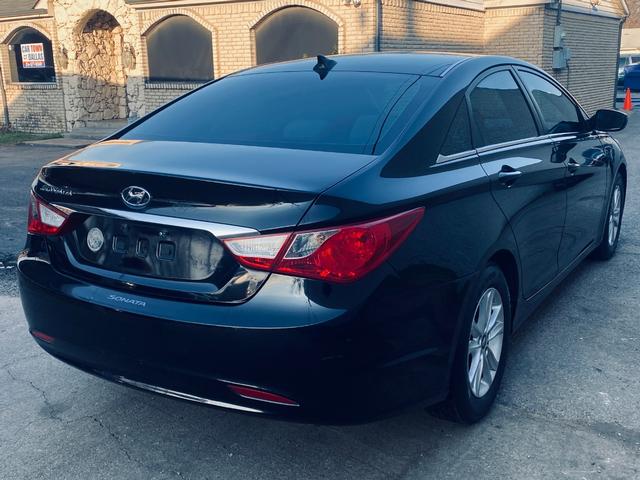 Hyundai Sonata Vehicle Full-screen Gallery Image 08