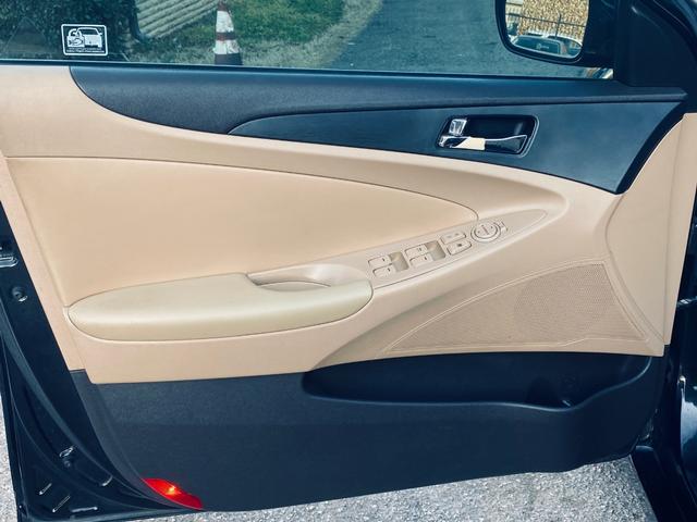Hyundai Sonata Vehicle Full-screen Gallery Image 11