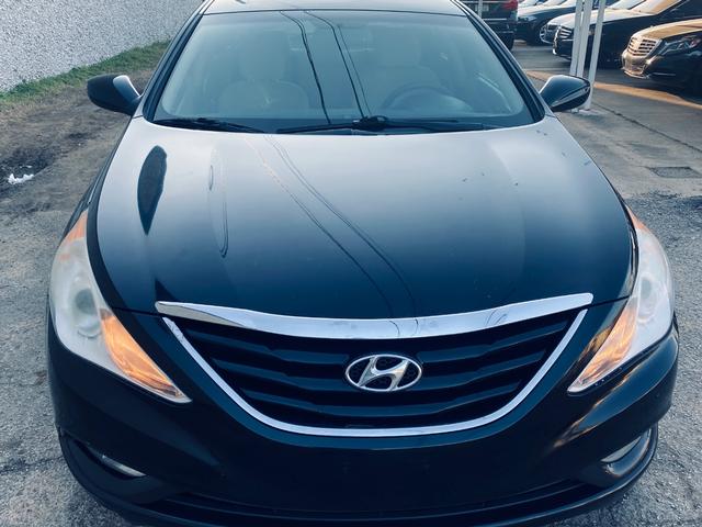 Hyundai Sonata Vehicle Full-screen Gallery Image 12