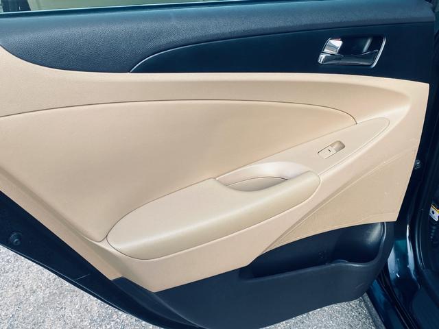 Hyundai Sonata Vehicle Full-screen Gallery Image 16