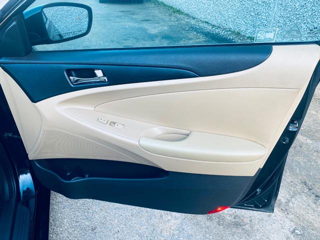 Hyundai Sonata Vehicle Full-screen Gallery Image 17