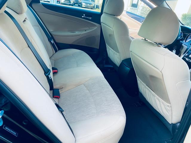 Hyundai Sonata Vehicle Full-screen Gallery Image 18
