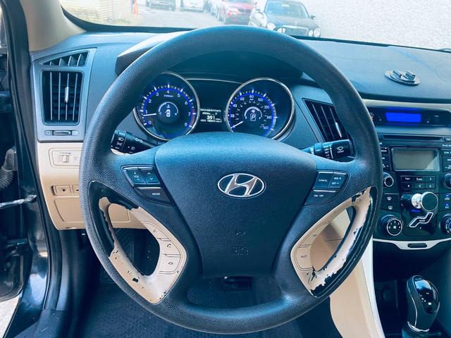 Hyundai Sonata Vehicle Full-screen Gallery Image 21