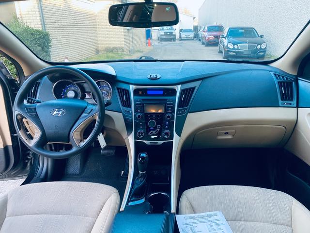 Hyundai Sonata Vehicle Full-screen Gallery Image 22