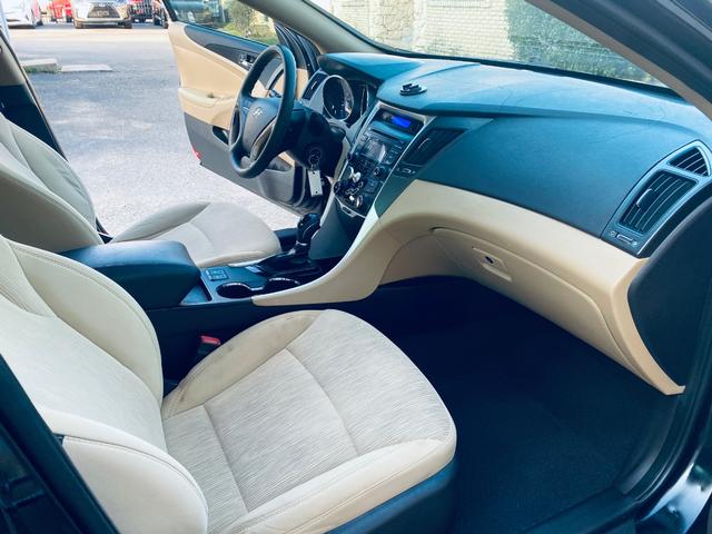 Hyundai Sonata Vehicle Full-screen Gallery Image 23