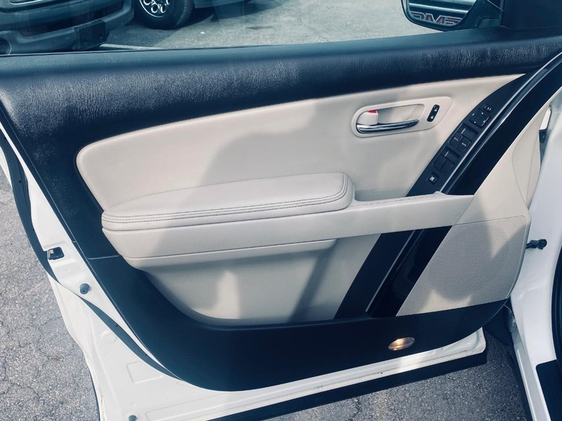 Mazda CX-9 Vehicle Full-screen Gallery Image 11