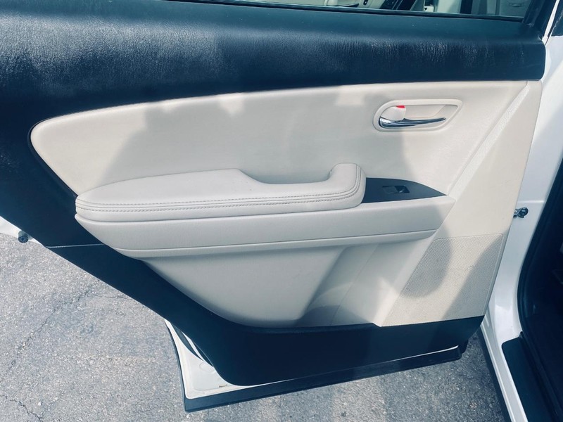 Mazda CX-9 Vehicle Full-screen Gallery Image 13